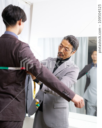 裁縫師工作人員在鏡子前為顧客測量尺寸 109504525
