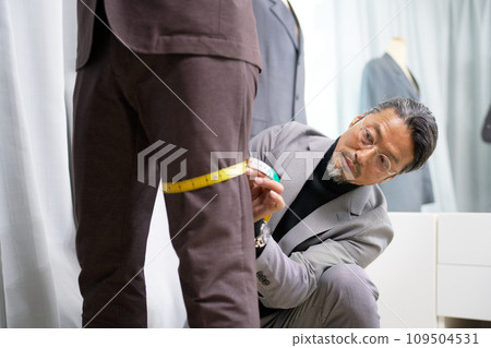 裁縫師工作人員在鏡子前為顧客測量尺寸 109504531