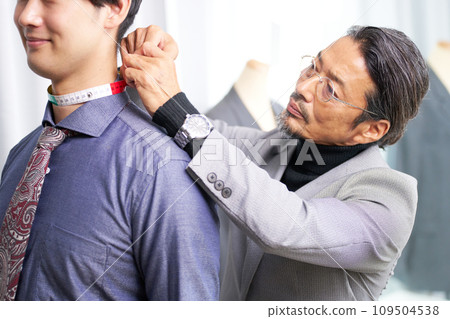 裁縫工作人員測量脖子尺寸 109504538