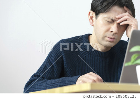 Man in poor health, headache Man in poor health, headache 109505123