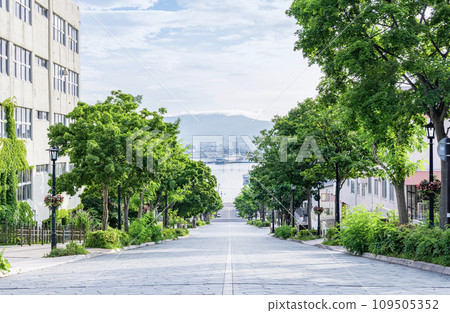 A popular tourist spot in Hakodate City, Hokkaido: ``Hachimanzaka'', a slope that leads to the sea 109505352