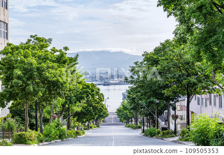 A popular tourist spot in Hakodate City, Hokkaido: ``Hachimanzaka'', a slope that leads to the sea 109505353