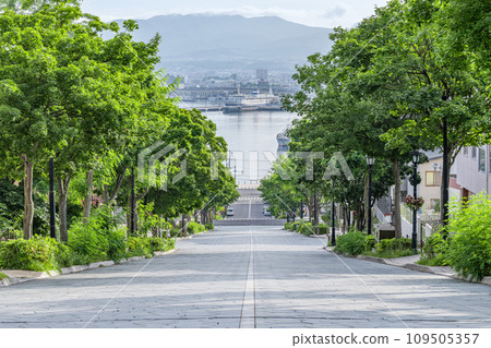 A popular tourist spot in Hakodate City, Hokkaido: ``Hachimanzaka'', a slope that leads to the sea A popular tourist spot in Hakodate City, Hokkaido: ``Hachimanzaka'', a slope that leads to the sea 109505357