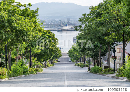 A popular tourist spot in Hakodate City, Hokkaido: ``Hachimanzaka'', a slope that leads to the sea 109505358