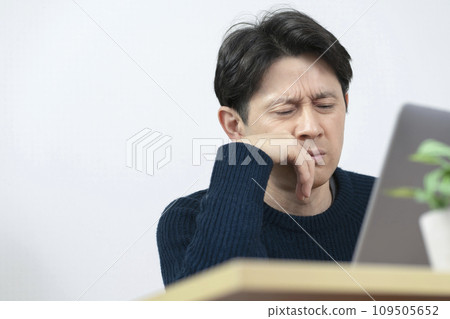 Man in poor health, headache 109505652