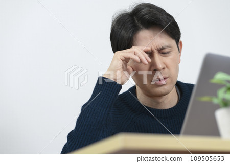 Man in poor health, headache 109505653