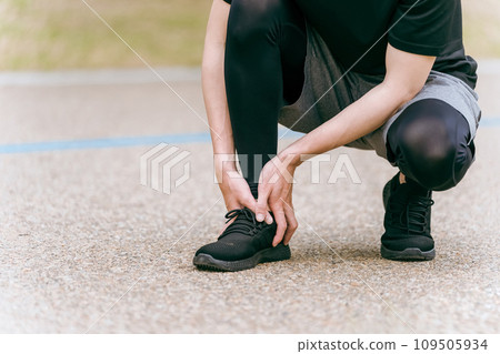 一名男子在公園運動時腳踝受傷（痛風、扭傷、復健、後遺症、關節） 109505934