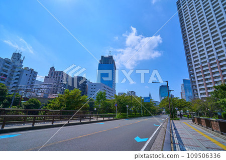 從神奈川縣川崎市西井區堀川町與府中街道交叉的堀川町線眺望川崎站 從神奈川縣川崎市西井區堀川町與府中街道交叉的堀川町線眺望川崎站 109506336