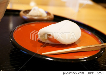 Japanese sweets for the New Year: Petal Mochi 1 Japanese sweets for the New Year: Petal Mochi 1 109507259