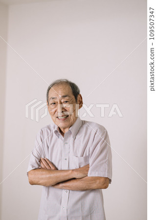 一位80多歲的老人抱著雙臂微笑 109507347