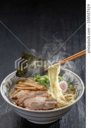 醬油拉麵是日本人氣美食 醬油拉麵是日本人氣美食 109507424
