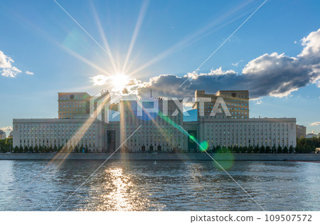 View of the Ministry of Defence of Russian Federation, and Moscow river embakmen 109507572