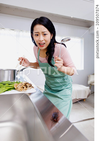 A woman is shocked to see a cockroach 109507874