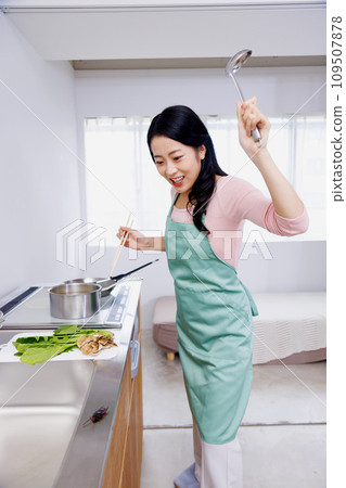 A woman is shocked to see a cockroach A woman is shocked to see a cockroach 109507878