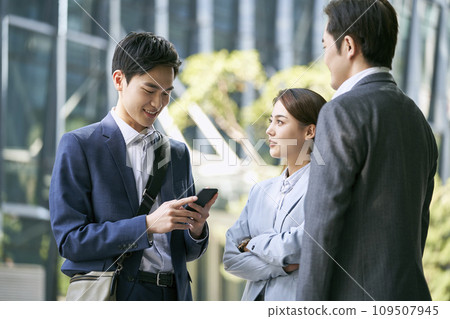 asian business people chatting outdoors asian business people chatting outdoors 109507945