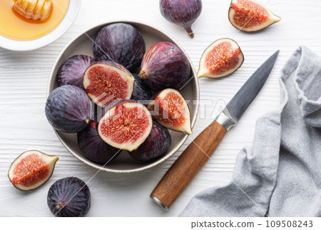 Fresh ripe figs Fresh ripe figs 109508243