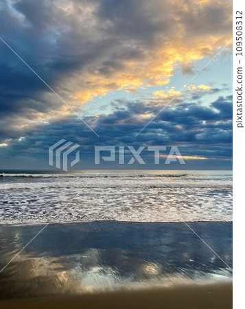 日出時的太平洋海岸有許多雲 109508312