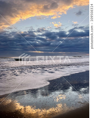 日出時的太平洋海岸有許多雲 109508314