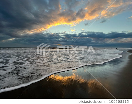 日出時的太平洋海岸有許多雲 109508315