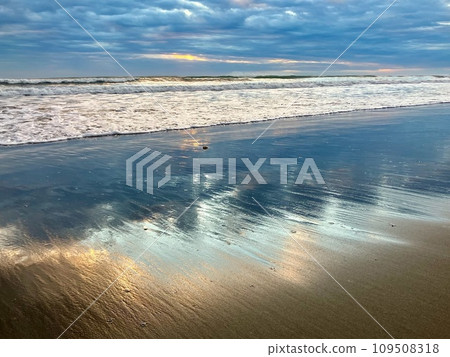 日出時的太平洋海岸有許多雲 日出時的太平洋海岸有許多雲 109508318