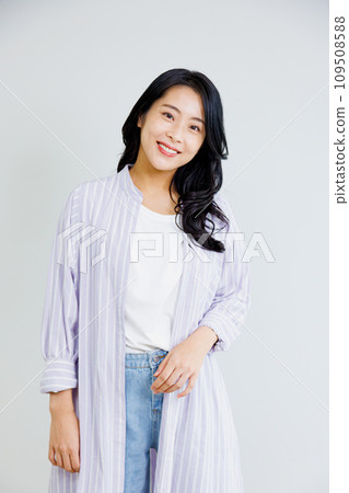 一個穿著休閒服的女人的肖像 109508588