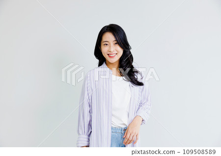一個穿著休閒服的女人的肖像 一個穿著休閒服的女人的肖像 109508589