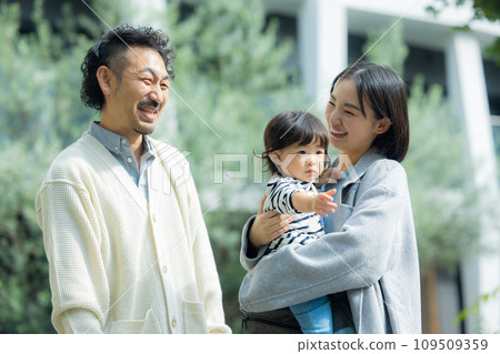 winter family outdoors 109509359