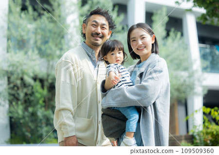 winter family outdoors 109509360