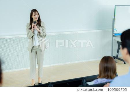 女商人在研討會上發言 109509705
