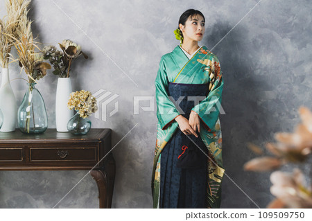 穿著長袖和袴的女人 109509750