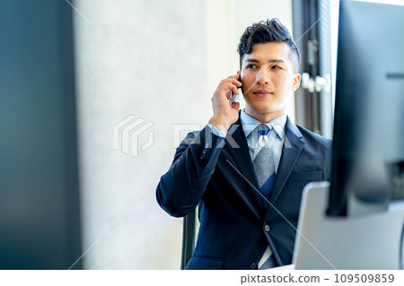 做文書工作的男性商人 做文書工作的男性商人 109509859