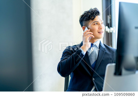 做文書工作的男性商人 109509860