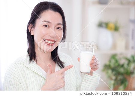 中年女性喝牛奶預防骨質疏鬆 中年女性喝牛奶預防骨質疏鬆 109510884