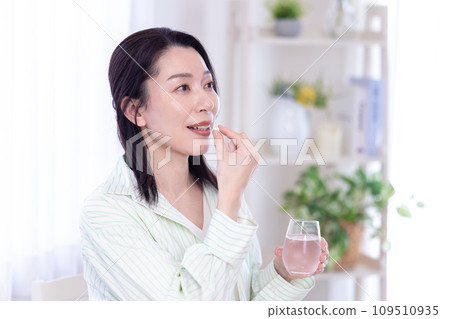 美容形象:中年婦女喝補品 美容形象:中年婦女喝補品 109510935