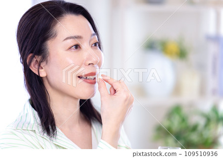 美容形象：中年婦女喝補品 109510936