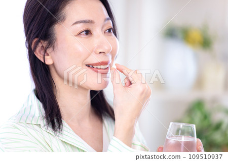 美容形象：中年婦女喝補品 109510937