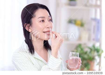 美容形象：中年婦女喝補品 109510939