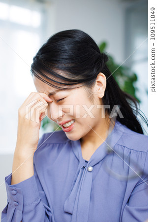 Remote work, woman with headache 109511049
