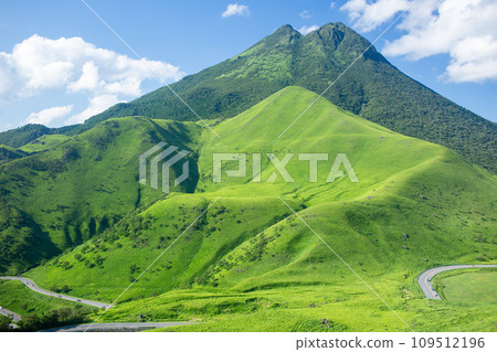 Yufu-dake and cloud of fresh green Yufu-dake and cloud of fresh green 109512196