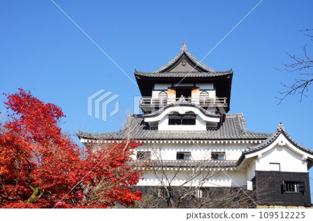 Inuyama Castle shines in the autumn leaves 5 Inuyama Castle shines in the autumn leaves 5 109512225