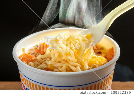 用叉子吃杯拉麵 用叉子吃杯拉麵 109512389