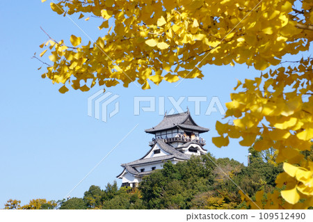 Inuyama Castle wrapped in autumn leaves 4 Inuyama Castle wrapped in autumn leaves 4 109512490