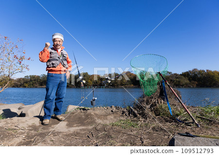 A man enjoying fishing in the river 109512793