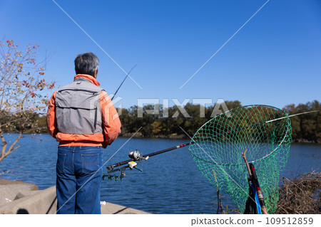 一個喜歡在河裡釣魚的人 109512859