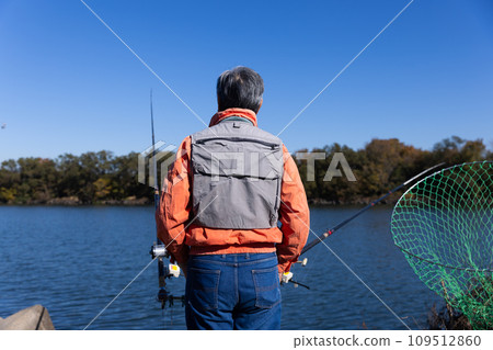 A man enjoying fishing in the river 109512860