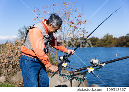 一個喜歡在河裡釣魚的人 109512867