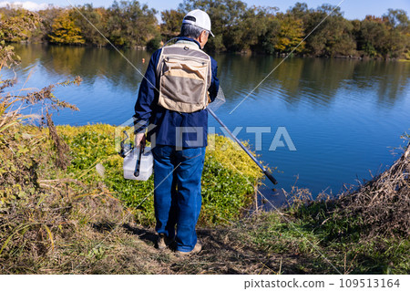 一個以在河裡釣魚為愛好的男人 109513164