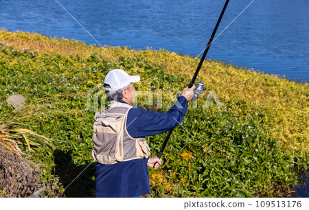 一個喜歡在河裡釣魚的人 109513176