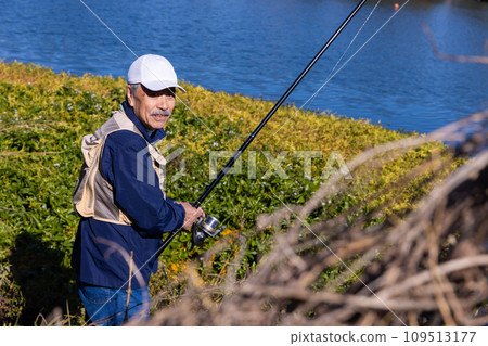 一個喜歡在河裡釣魚的人 109513177