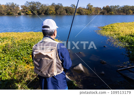 一個喜歡在河裡釣魚的人 109513179